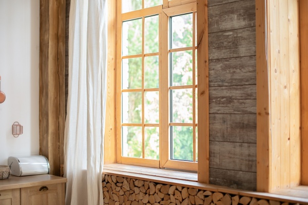 La finestra in legno con il vetro singolo: ne vale la pena?
